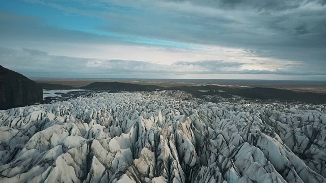 冰岛国家公园冰谷的风景鸟瞰图。无人机飞过白色的瓦特纳冰川