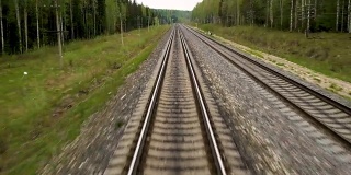 火车快的时候，铁路就在旁边。