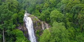 瓦奇拉坦瀑布鸟瞰图与水花飞溅其中一个著名的瀑布在Doi Inthanon国家公园山。位于泰国清迈。