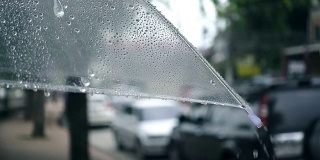 在雨天，雨伞与交通的特写，慢动作拍摄