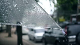 在雨天，雨伞与交通的特写，慢动作拍摄视频素材模板下载