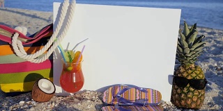 静物沙滩，白底题字是站在沙滩、大海、沙滩上，鸡尾酒配热带水果、菠萝