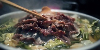 猪肉韩式烤肉放在热锅上，带有烟熏，慢动作