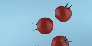 西红柿在慢镜头中飞舞