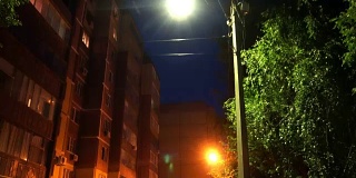 在夜晚的街道上，点燃和熄灭的路灯