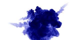 大量流动的孤立蓝墨水注入。蓝色染料在水中旋转，用慢镜头拍摄。用于墨色背景或背景与烟雾或墨水效果，alpha通道是用于它的光磨