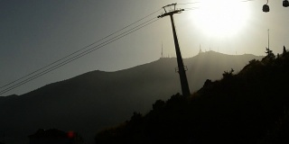缆车在日落时分在山上运行