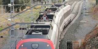 旅客列车从隧道中驶出