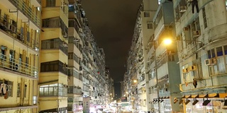 香港的夜市和公寓楼