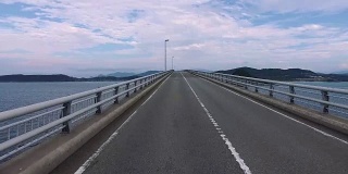 “Tsunoshima桥”上的空旷笔直道路