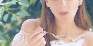 年轻女子吃酸奶。