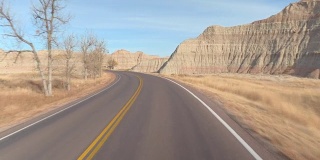 FPV:开车经过美国Badlands风景如画的砂岩山脉