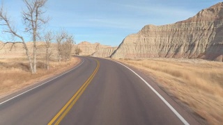 FPV:开车经过美国Badlands风景如画的砂岩山脉视频素材模板下载