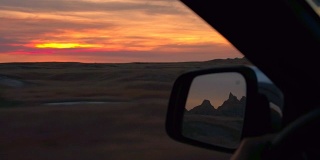 FPV:在令人惊叹的红色日落穿过荒地国家公园沙漠的公路旅行