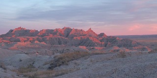 风景如画的红尖山顶在美丽的日落光在Badlands NP