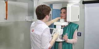 用x线全景及头颅x线扫描仪检查年轻女性牙齿的过程
