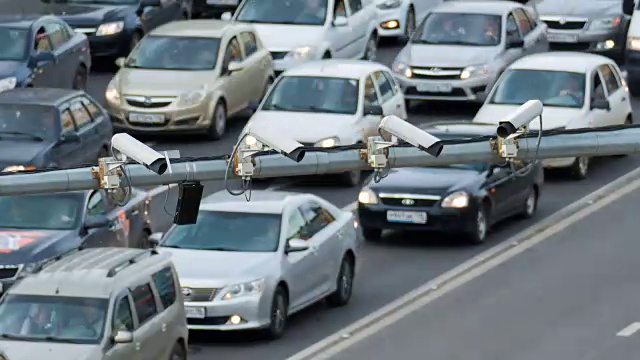 在这个大城市的道路上四个交通安全监控摄像头的特写。间隔拍摄