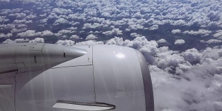 飞越云层。从飞机上看。