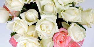 特写，俯视，鲜花，花束，旋转在白色背景，花卉组成由白色和粉色玫瑰。蔷薇，雪崩之蔷薇，神圣之美