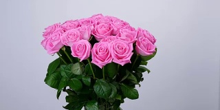 花，花束，旋转上白色背景，花组成由粉色玫瑰。神圣的美。花店