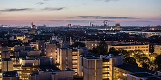 黄昏时分的斯德哥尔摩城市景观，4K时间流逝。城市天际线和办公楼景观