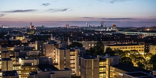 4K时间推移倾斜斯德哥尔摩城市景观在黄昏。城市天际线和办公楼景观