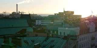 日落时城市建筑的屋顶。Helsingborg城市,瑞典。背景是烟囱
