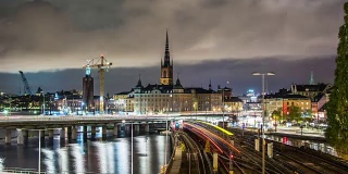 夜晚的斯德哥尔摩，4K时光流逝。铁路桥、交通、地铁。城市天际线，瑞典首都