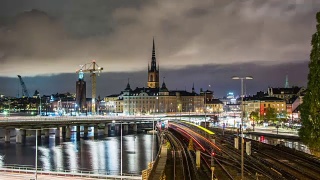 夜晚的斯德哥尔摩，4K时光流逝。铁路桥、交通、地铁。城市天际线，瑞典首都视频素材模板下载
