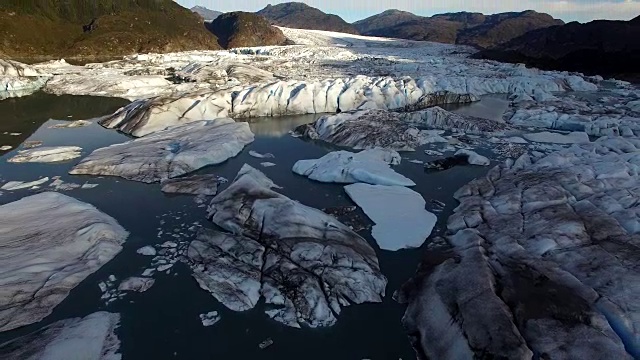 无人机飞过冰川峡湾的冰山