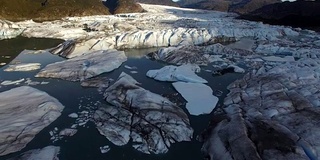 无人机飞过冰川峡湾的冰山