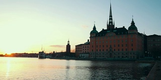 日落时分，斯德哥尔摩市内的Riddarholmen建筑