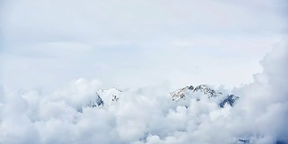 印度喜玛拉雅山顶云团。时间流逝