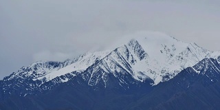 时间流逝喜马拉雅雪山在阴天。