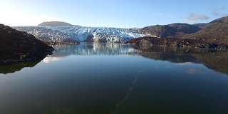 空中冰川在平静的峡湾中反射着水，主宰着景观