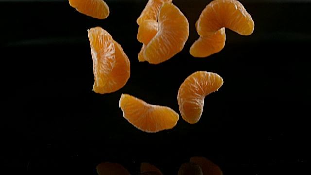小柑橘，网纹柑橘，水果落在水对黑色背景，慢镜头4K