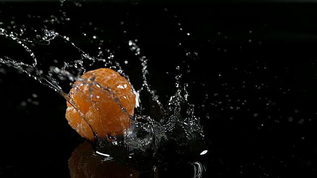 小柑橘，网纹柑橘，水果落在水对黑色背景，慢镜头4K