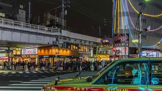 时间流逝:日本东京的美代子购物街，拥挤的行人穿过马路。视频素材模板下载