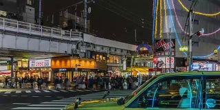 时间流逝:日本东京的美代子购物街，拥挤的行人穿过马路。