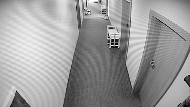监控录像捕捉到一个小偷差点掉进公寓黑掉公寓门
