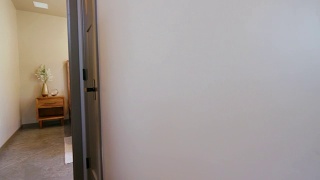 走廊平移到现代浴室入口视频素材模板下载