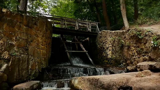 旧木制水闸与链传动梯级湖排水滑翔凸轮