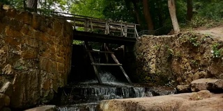旧木制水闸与链传动梯级湖排水滑翔凸轮