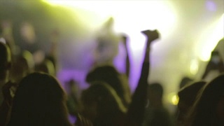 一群人在摇滚音乐会或dj派对上聚会的慢镜头视频素材模板下载