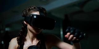 年轻迷人的女子拳击在VR 360耳机训练踢在虚拟现实。Slowmotion拍摄