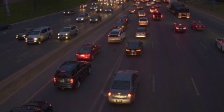 在晚高峰时间，汽车进入繁忙拥挤的高速公路