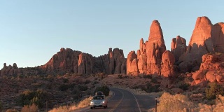 日落时分，驾车穿过风景如画的红石拱门国家公园