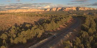 图片:黑色SUV吉普车在犹他州空旷的道路上行驶