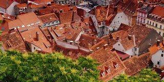 奥地利格拉茨市全景图，在美丽的老房子中可以看到市政厅。倾斜拍摄