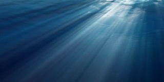 高质量的循环动画海浪从真实的水下。光线穿过
